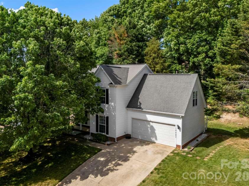 15027 Ashlight Drive, Charlotte, NC 28278.  MLS# CAR4374674, YatesRealty ID 22096. 