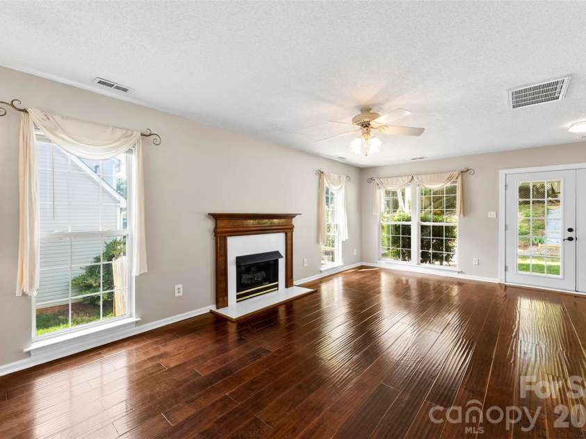 15027 Ashlight Drive, Charlotte, NC 28278.  MLS# CAR4374674, YatesRealty ID 22096. 