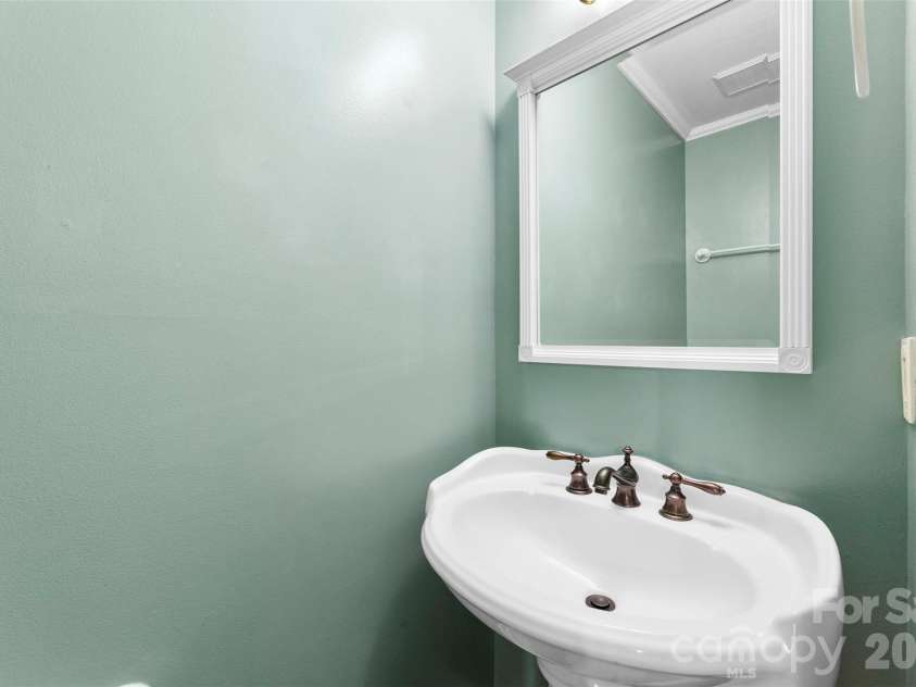 15027 Ashlight Drive, Charlotte, NC 28278.  MLS# CAR4374674, YatesRealty ID 22096. 
