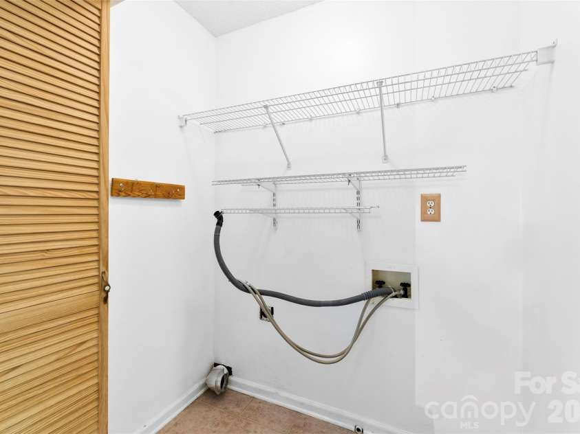 15027 Ashlight Drive, Charlotte, NC 28278.  MLS# CAR4374674, YatesRealty ID 22096. 