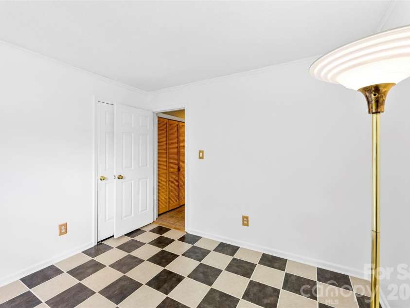 15027 Ashlight Drive, Charlotte, NC 28278.  MLS# CAR4374674, YatesRealty ID 22096. 