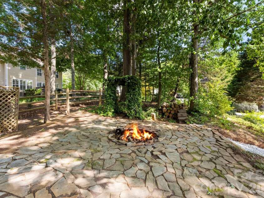 15027 Ashlight Drive, Charlotte, NC 28278.  MLS# CAR4374674, YatesRealty ID 22096. 