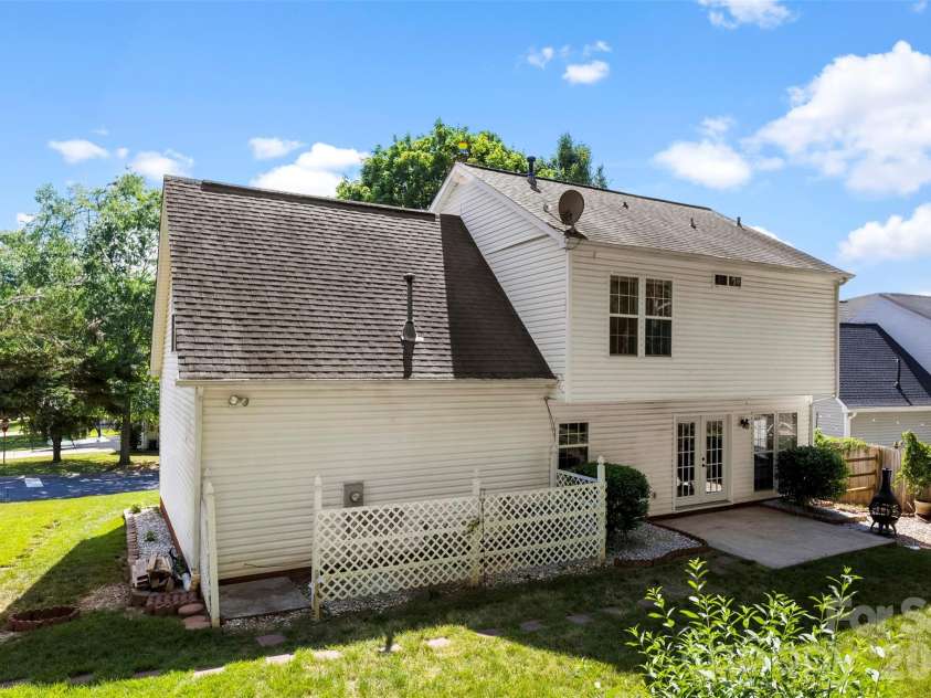 15027 Ashlight Drive, Charlotte, NC 28278.  MLS# CAR4374674, YatesRealty ID 22096. 
