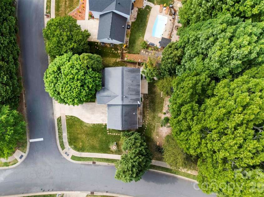 15027 Ashlight Drive, Charlotte, NC 28278.  MLS# CAR4374674, YatesRealty ID 22096. 
