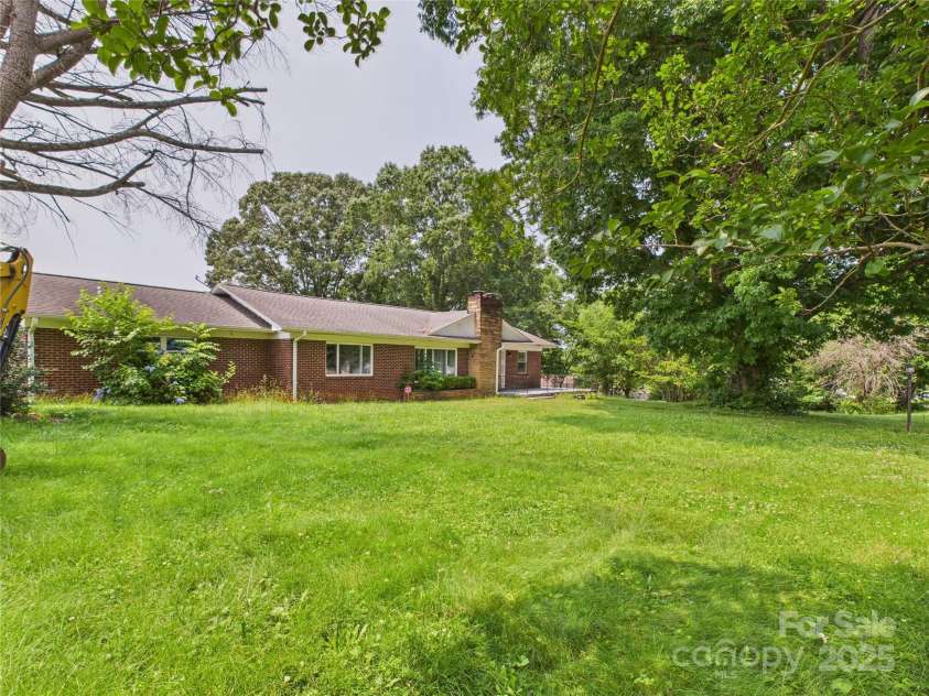 61 23rd Street, Hickory, NC 28601.  MLS# CAR4271746, YatesRealty ID 22096. 