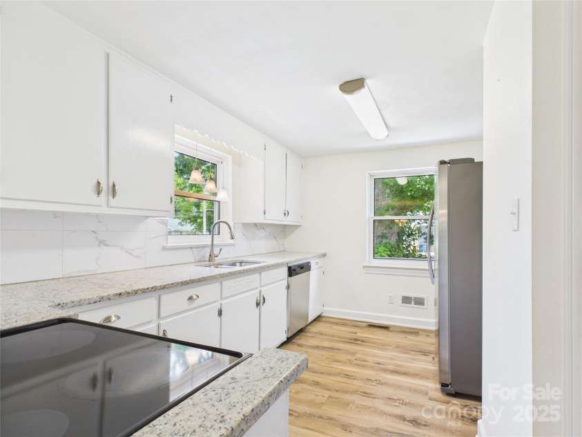 61 23rd Street, Hickory, NC 28601.  MLS# CAR4271746, YatesRealty ID 22096. 