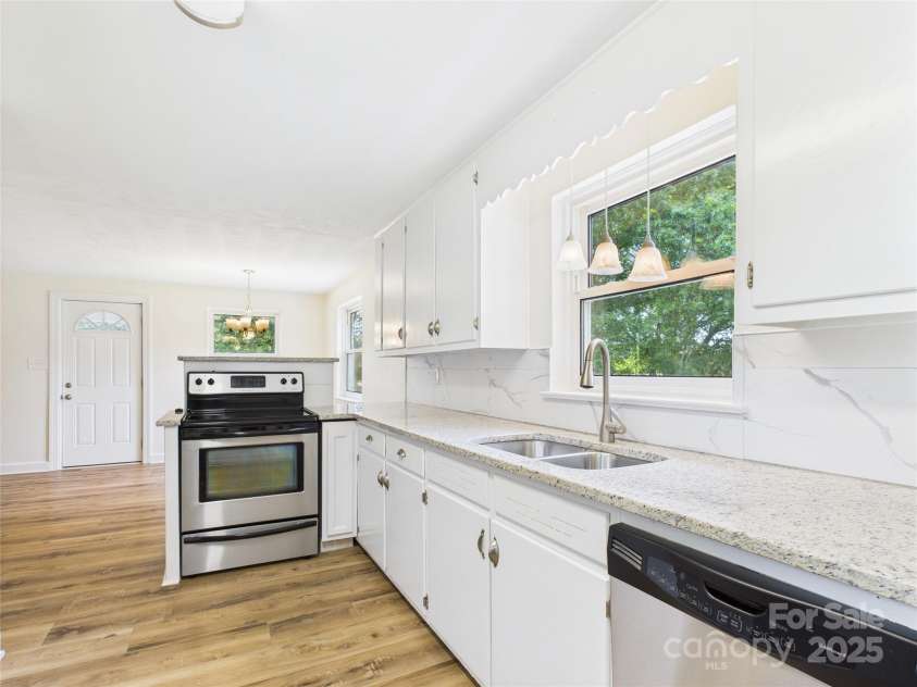 61 23rd Street, Hickory, NC 28601.  MLS# CAR4271746, YatesRealty ID 22096. 