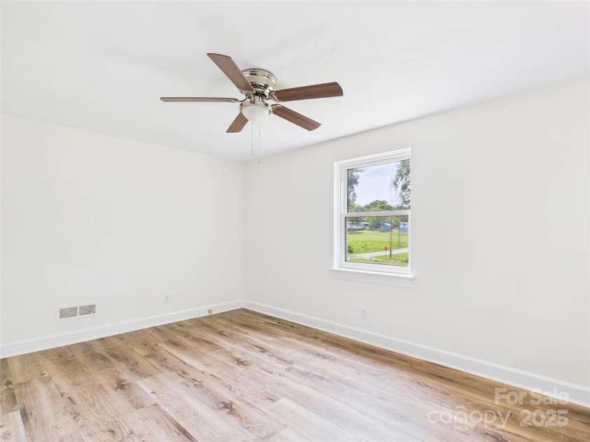 61 23rd Street, Hickory, NC 28601.  MLS# CAR4271746, YatesRealty ID 22096. 