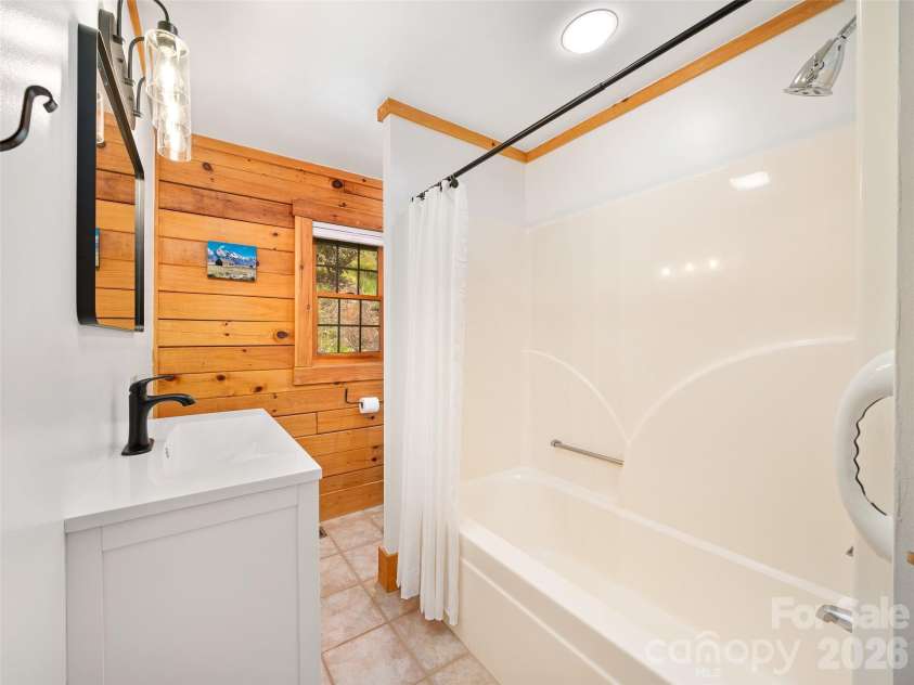 115 Sutton Ridge Road, Burnsville, NC 28714.  MLS# CAR4376173, YatesRealty ID 22099. Second Full Bathroom