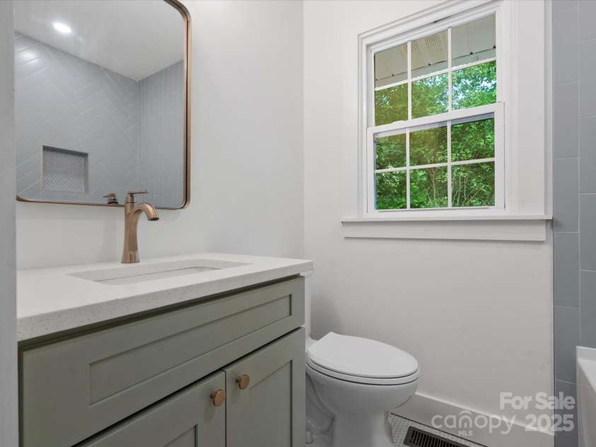 4126 Howie Circle, Charlotte, NC 28205.  MLS# CAR4265809, YatesRealty ID 22099. 