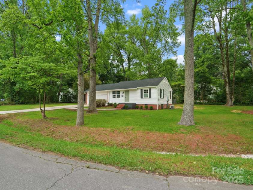 4126 Howie Circle, Charlotte, NC 28205.  MLS# CAR4265809, YatesRealty ID 22099. 