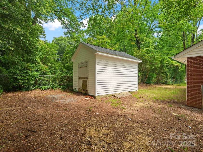 4126 Howie Circle, Charlotte, NC 28205.  MLS# CAR4265809, YatesRealty ID 22099. 