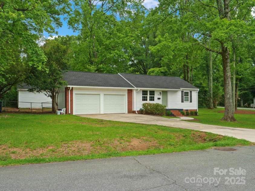 4126 Howie Circle, Charlotte, NC 28205.  MLS# CAR4265809, YatesRealty ID 22099. 