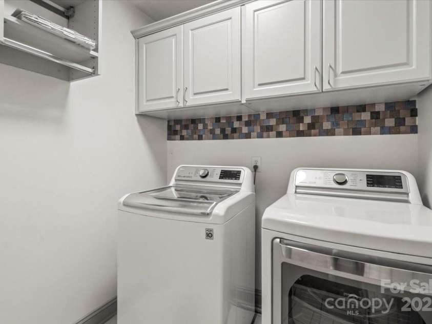 11809 Farnborough Road, Huntersville, NC 28078.  MLS# CAR4315816, YatesRealty ID 2210. 2nd floor laundry