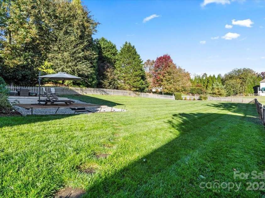 11809 Farnborough Road, Huntersville, NC 28078.  MLS# CAR4315816, YatesRealty ID 2210. HUGE HUGE backyard