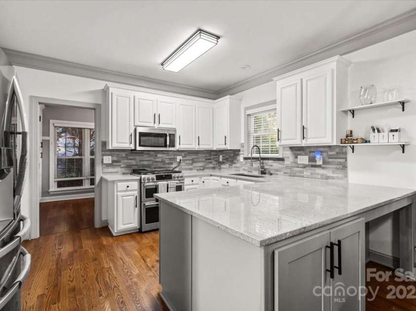 11809 Farnborough Road, Huntersville, NC 28078.  MLS# CAR4315816, YatesRealty ID 2210. Kitchen remodeled 4 years ago with new appliances, quartz counters, cabinets professionally painted