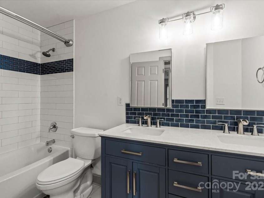 11809 Farnborough Road, Huntersville, NC 28078.  MLS# CAR4315816, YatesRealty ID 2210. Upstairs guest bathroom w/tile shower and vanity updated 2021