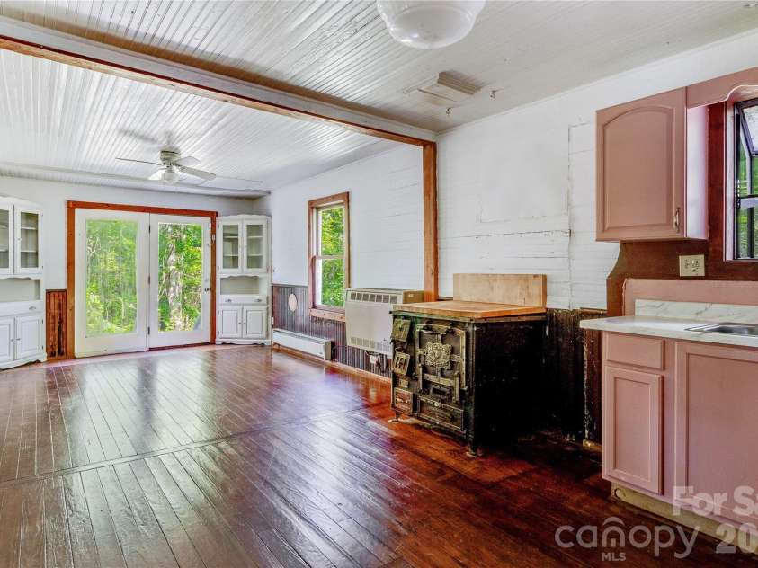 182 Wakti Ridge Road, Saluda, NC 28773.  MLS# CAR4376709, YatesRealty ID 22101. 