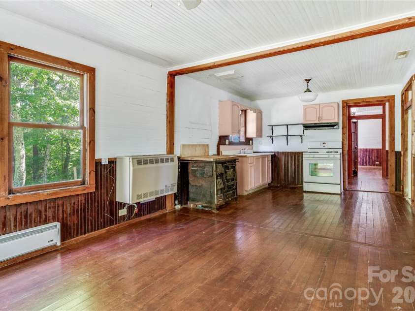 182 Wakti Ridge Road, Saluda, NC 28773.  MLS# CAR4376709, YatesRealty ID 22101. 