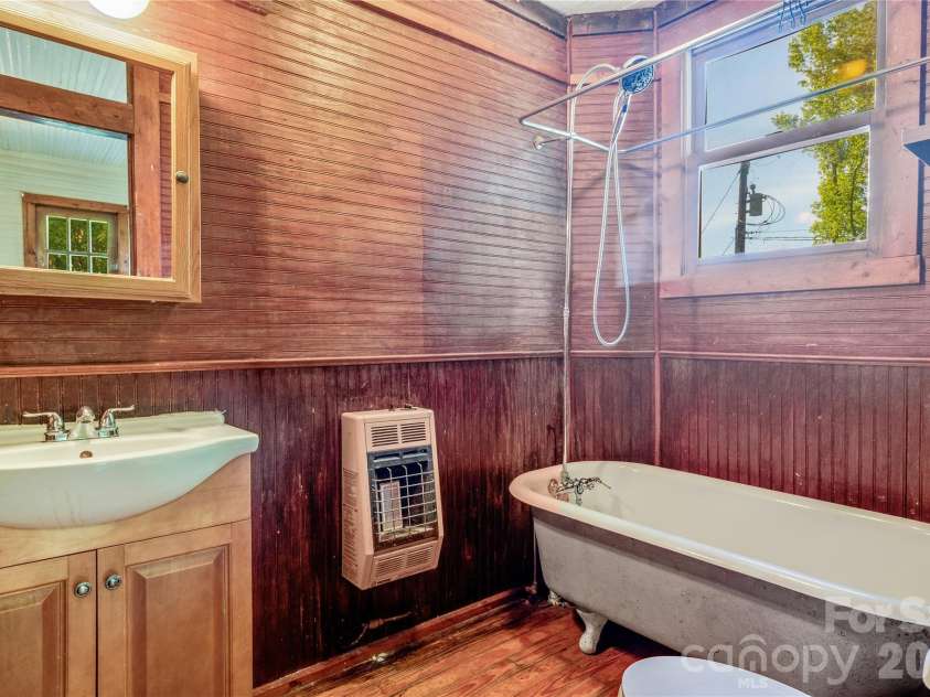 182 Wakti Ridge Road, Saluda, NC 28773.  MLS# CAR4376709, YatesRealty ID 22101. 