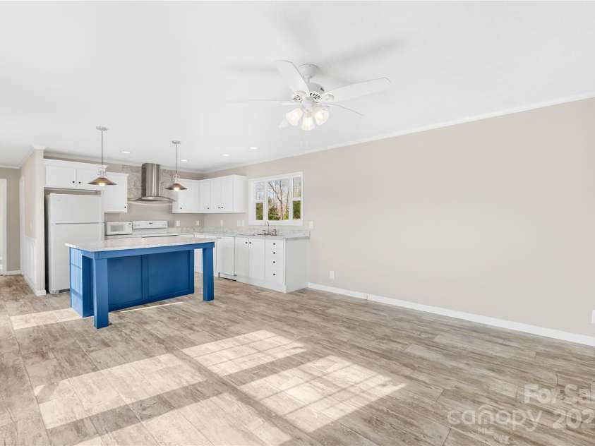 4055 10th Avenue Drive, Hickory, NC 28602.  MLS# CAR4234632, YatesRealty ID 22101. 