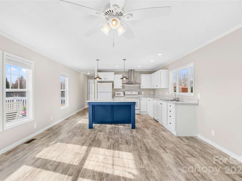 4055 10th Avenue Drive, Hickory, NC 28602.  MLS# CAR4234632, YatesRealty ID 22101. 