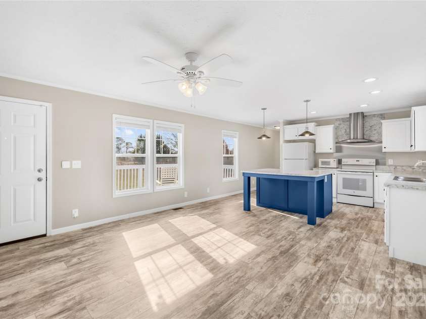 4055 10th Avenue Drive, Hickory, NC 28602.  MLS# CAR4234632, YatesRealty ID 22101. 