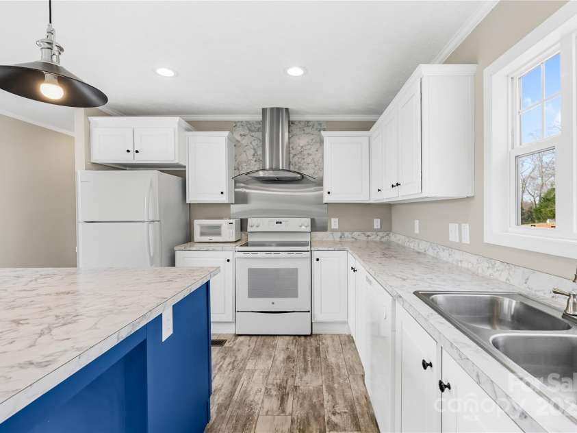 4055 10th Avenue Drive, Hickory, NC 28602.  MLS# CAR4234632, YatesRealty ID 22101. 