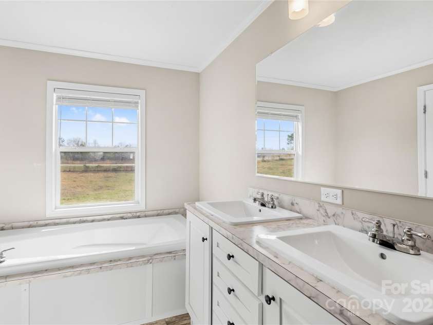 4055 10th Avenue Drive, Hickory, NC 28602.  MLS# CAR4234632, YatesRealty ID 22101. 