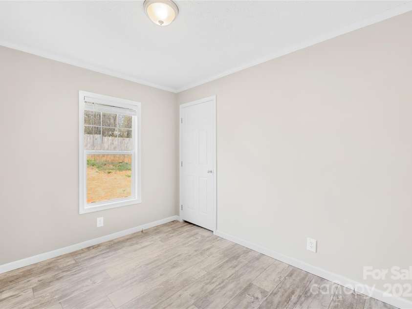 4055 10th Avenue Drive, Hickory, NC 28602.  MLS# CAR4234632, YatesRealty ID 22101. 