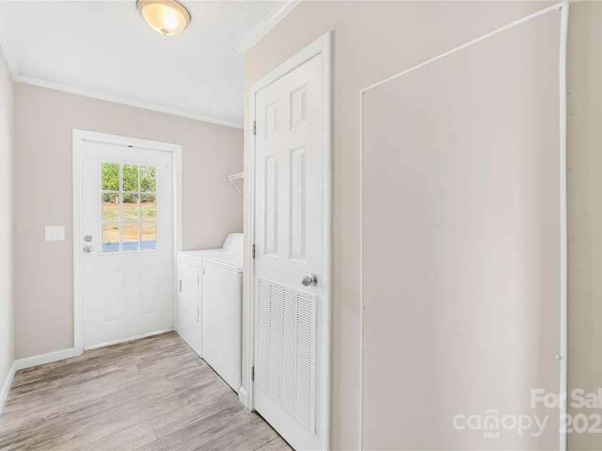 4055 10th Avenue Drive, Hickory, NC 28602.  MLS# CAR4234632, YatesRealty ID 22101. 