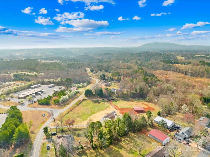 4055 10th Avenue Drive, Hickory, NC 28602.  MLS# CAR4234632, YatesRealty ID 22101. 