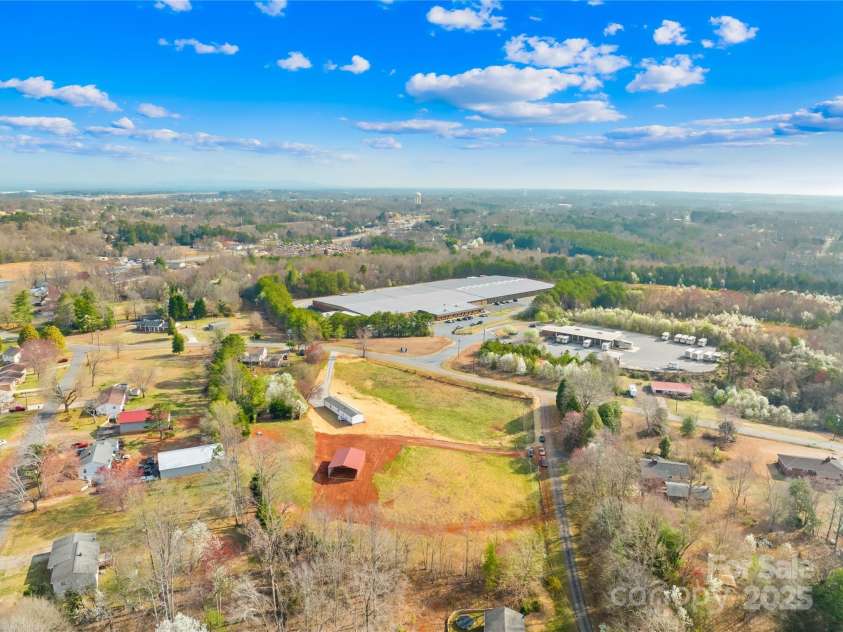 4055 10th Avenue Drive, Hickory, NC 28602.  MLS# CAR4234632, YatesRealty ID 22101. 