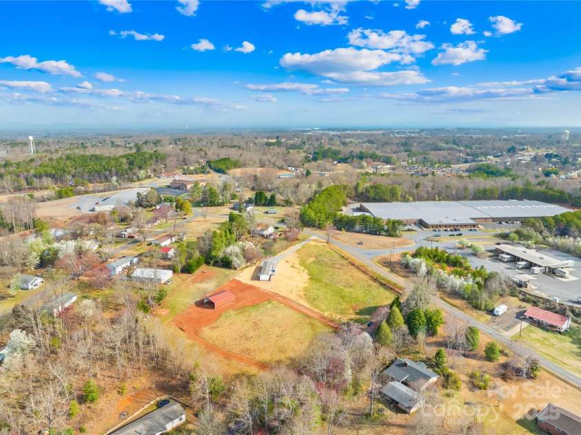 4055 10th Avenue Drive, Hickory, NC 28602.  MLS# CAR4234632, YatesRealty ID 22101. 