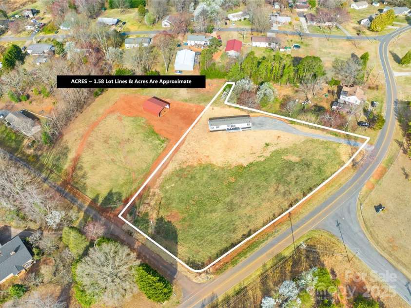 4055 10th Avenue Drive, Hickory, NC 28602.  MLS# CAR4234632, YatesRealty ID 22101. 