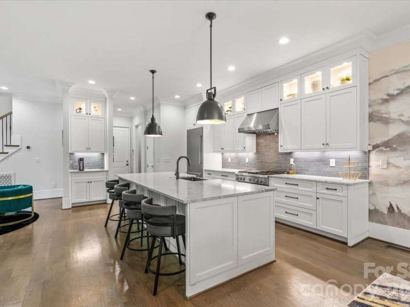 1160 Kings Drive, Charlotte, NC 28207.  MLS# CAR4379915, YatesRealty ID 22103. 