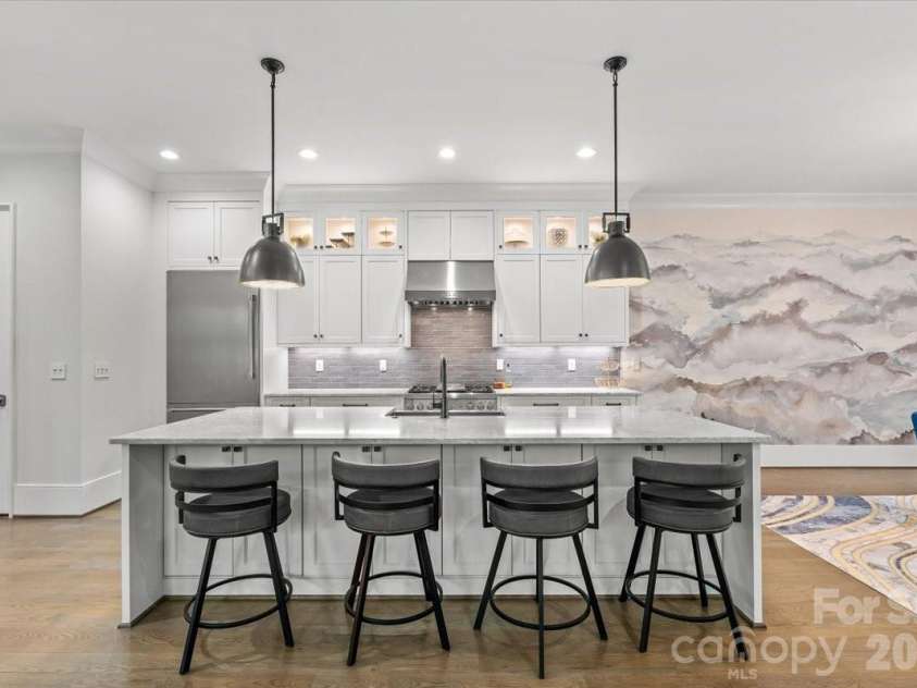 1160 Kings Drive, Charlotte, NC 28207.  MLS# CAR4379915, YatesRealty ID 22103. 