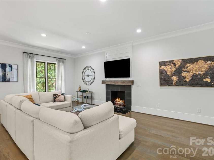 1160 Kings Drive, Charlotte, NC 28207.  MLS# CAR4379915, YatesRealty ID 22103. 