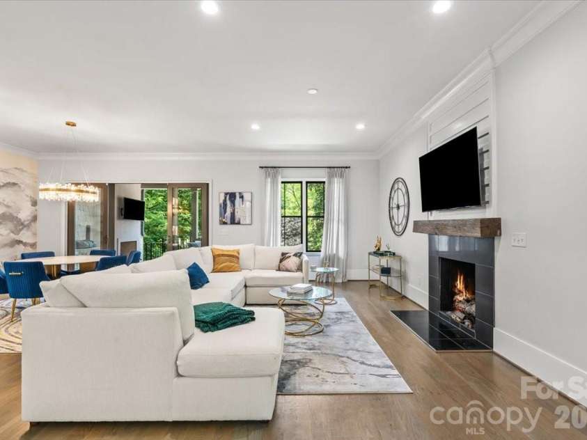 1160 Kings Drive, Charlotte, NC 28207.  MLS# CAR4379915, YatesRealty ID 22103. 