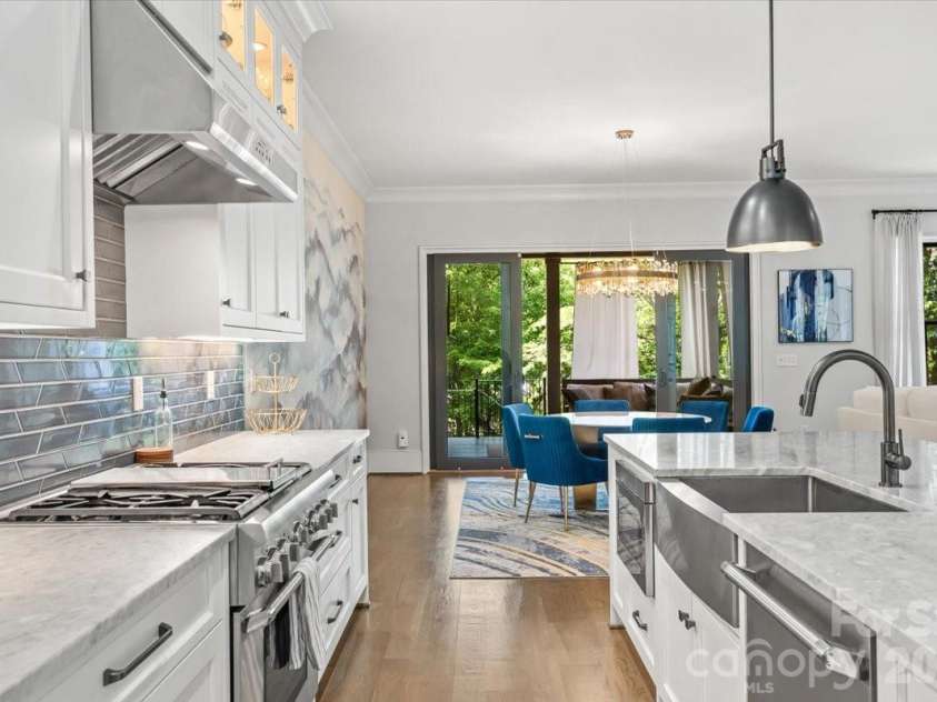 1160 Kings Drive, Charlotte, NC 28207.  MLS# CAR4379915, YatesRealty ID 22103. 