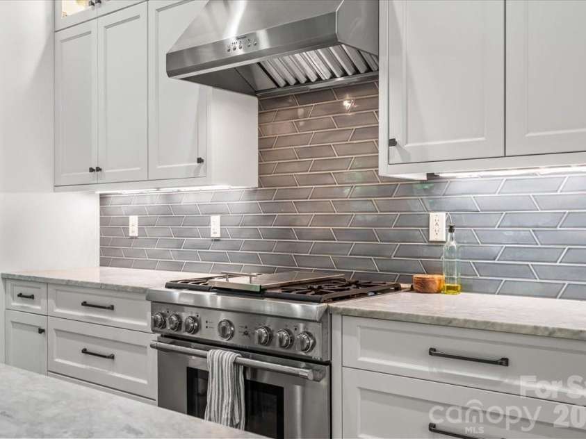 1160 Kings Drive, Charlotte, NC 28207.  MLS# CAR4379915, YatesRealty ID 22103. 