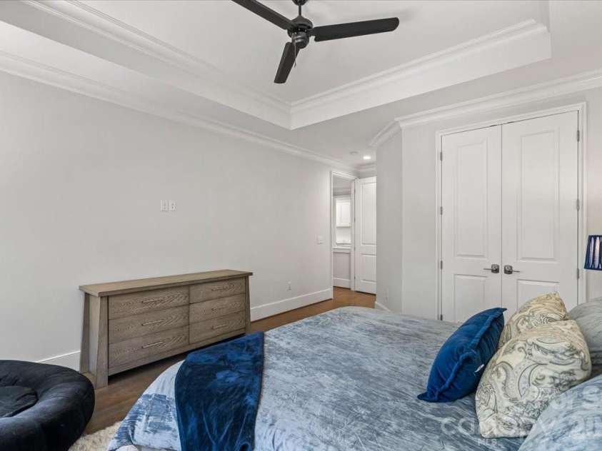 1160 Kings Drive, Charlotte, NC 28207.  MLS# CAR4379915, YatesRealty ID 22103. 