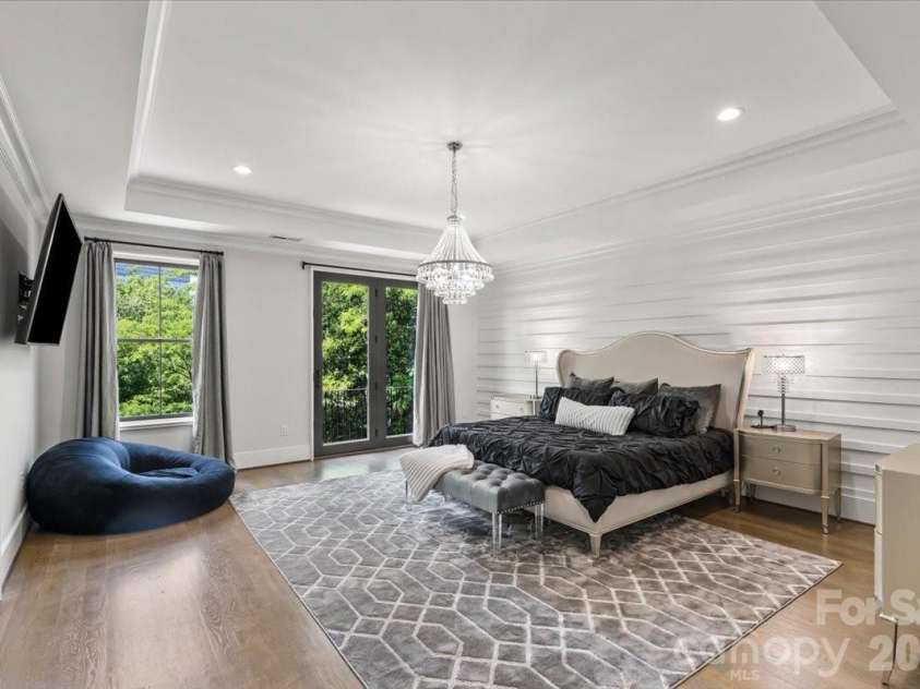 1160 Kings Drive, Charlotte, NC 28207.  MLS# CAR4379915, YatesRealty ID 22103. 