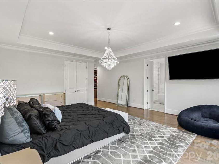 1160 Kings Drive, Charlotte, NC 28207.  MLS# CAR4379915, YatesRealty ID 22103. 