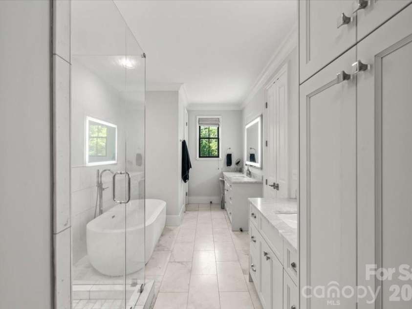1160 Kings Drive, Charlotte, NC 28207.  MLS# CAR4379915, YatesRealty ID 22103. 