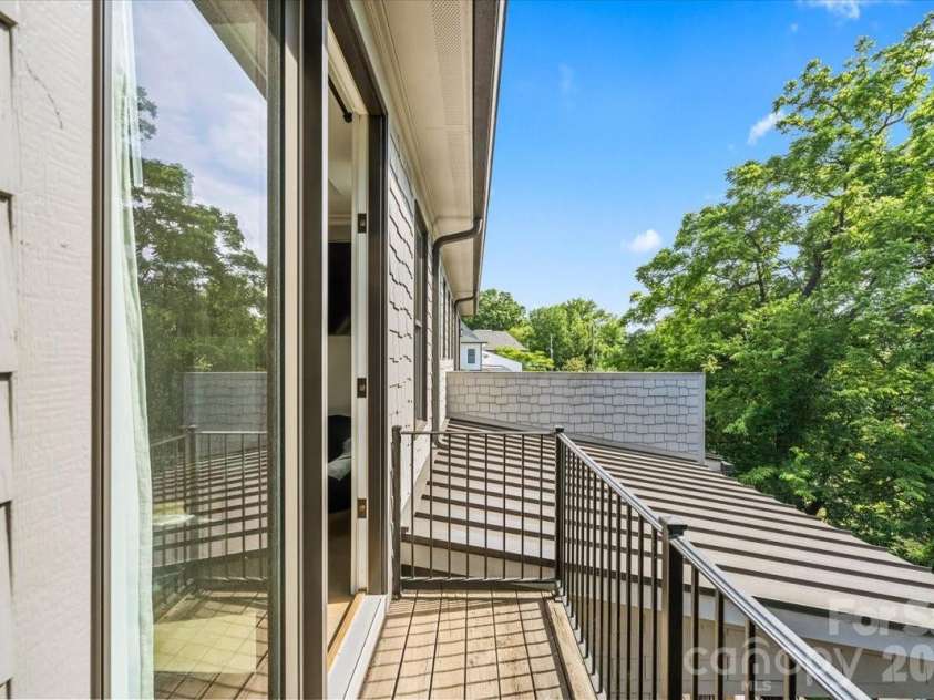 1160 Kings Drive, Charlotte, NC 28207.  MLS# CAR4379915, YatesRealty ID 22103. 