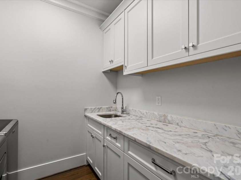 1160 Kings Drive, Charlotte, NC 28207.  MLS# CAR4379915, YatesRealty ID 22103. 