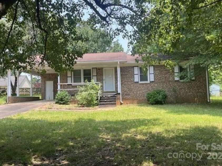 1327 Crestview Drive, Shelby, NC 28150.  MLS# CAR4233011, YatesRealty ID 22103. 