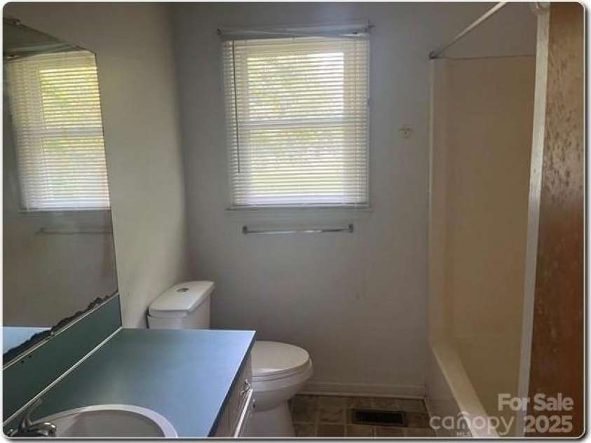 1327 Crestview Drive, Shelby, NC 28150.  MLS# CAR4233011, YatesRealty ID 22103. 