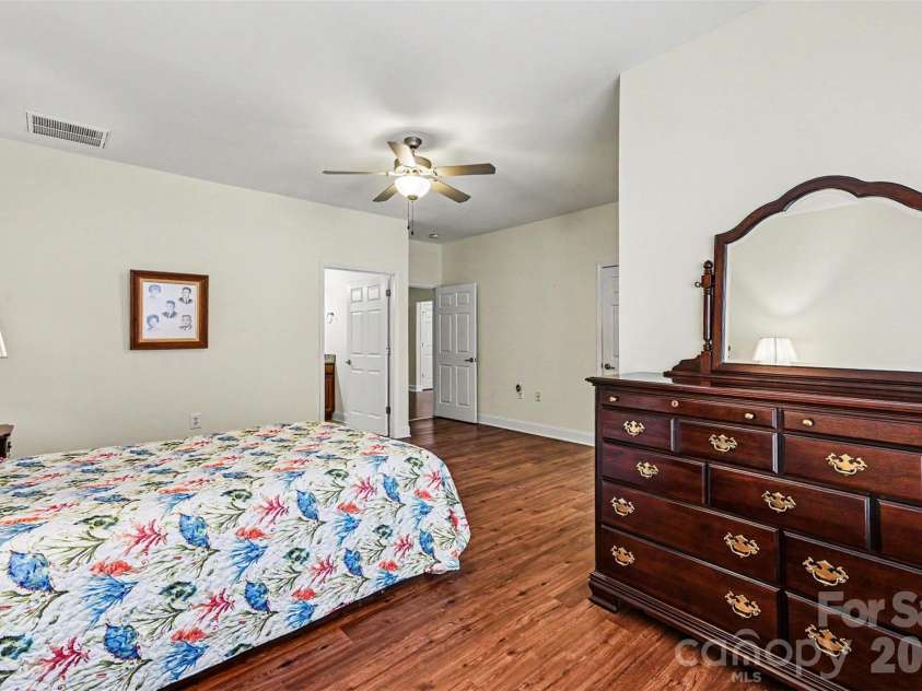908 Davie Avenue, Statesville, NC 28677.  MLS# CAR4377914, YatesRealty ID 22108. Great Wall Space 